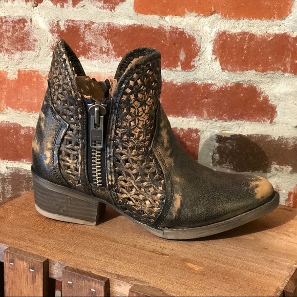 [ BRAND NEW ] Black & Tan Cutout Booties - Picture 1 of 3